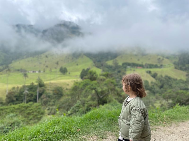 Notre fille face à la vallée de Cocora et ses palmiers à cire dans la brume