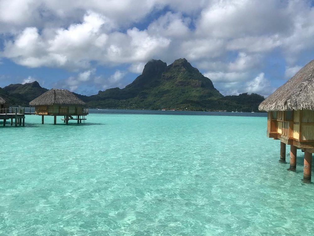 Bungalows sur pilotis sur le lagon turquoise de Bora Bora, face au mont Otemanu