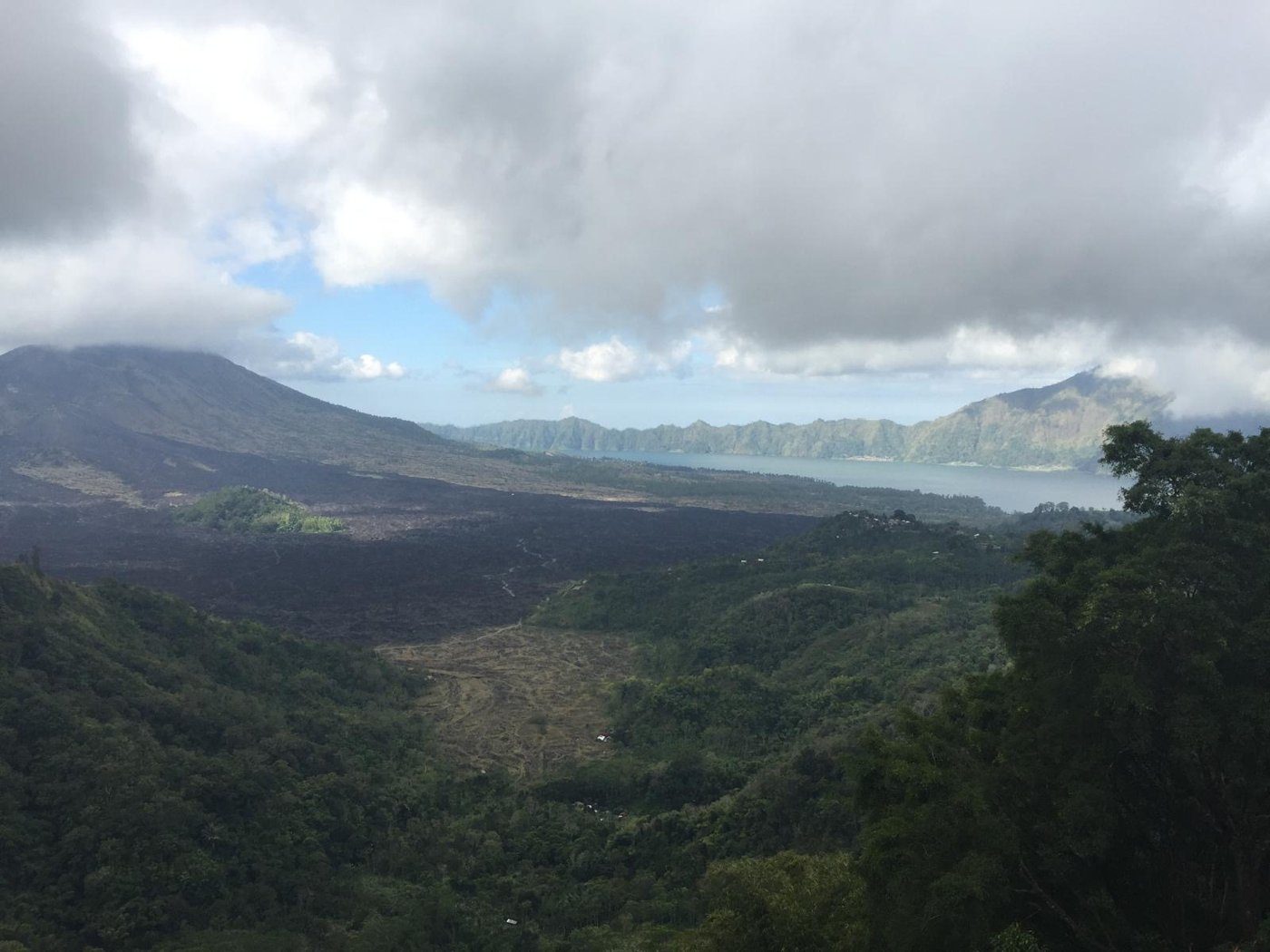 Le volcan Batur, sa coulée de lave et le lac en contrebas