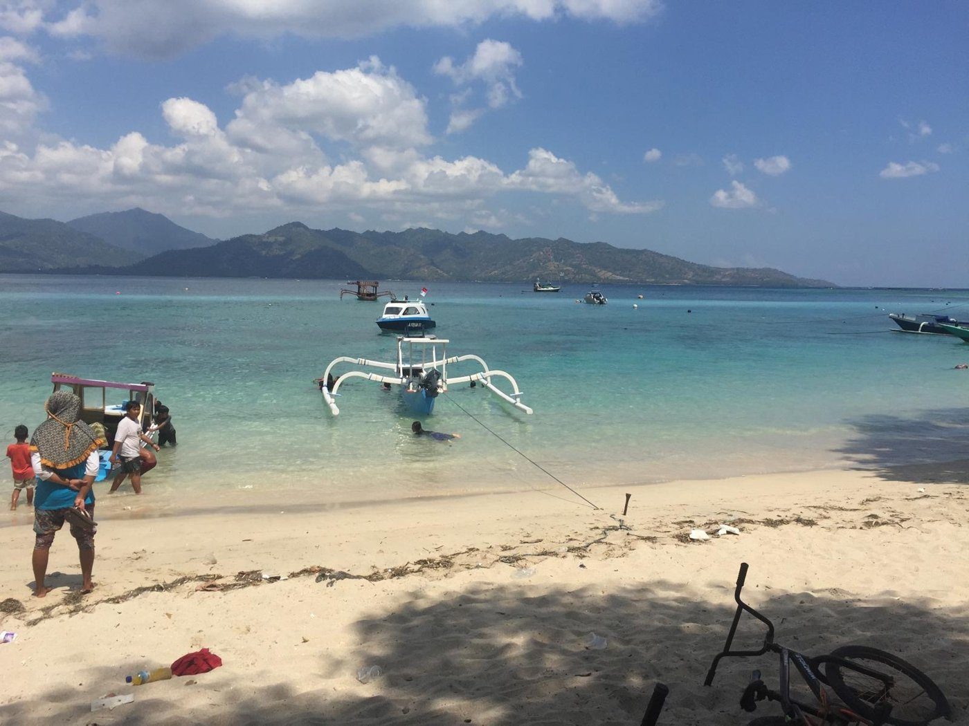 Plage de sable blanc et bateaux traditionnels aux îles Gili