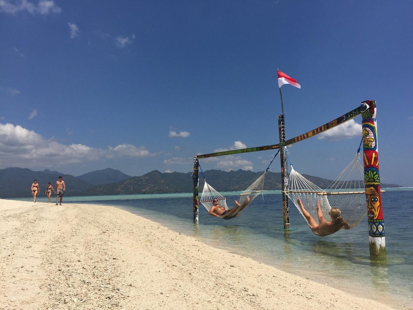 Hamacs suspendus au-dessus de l'eau turquoise des îles Gili
