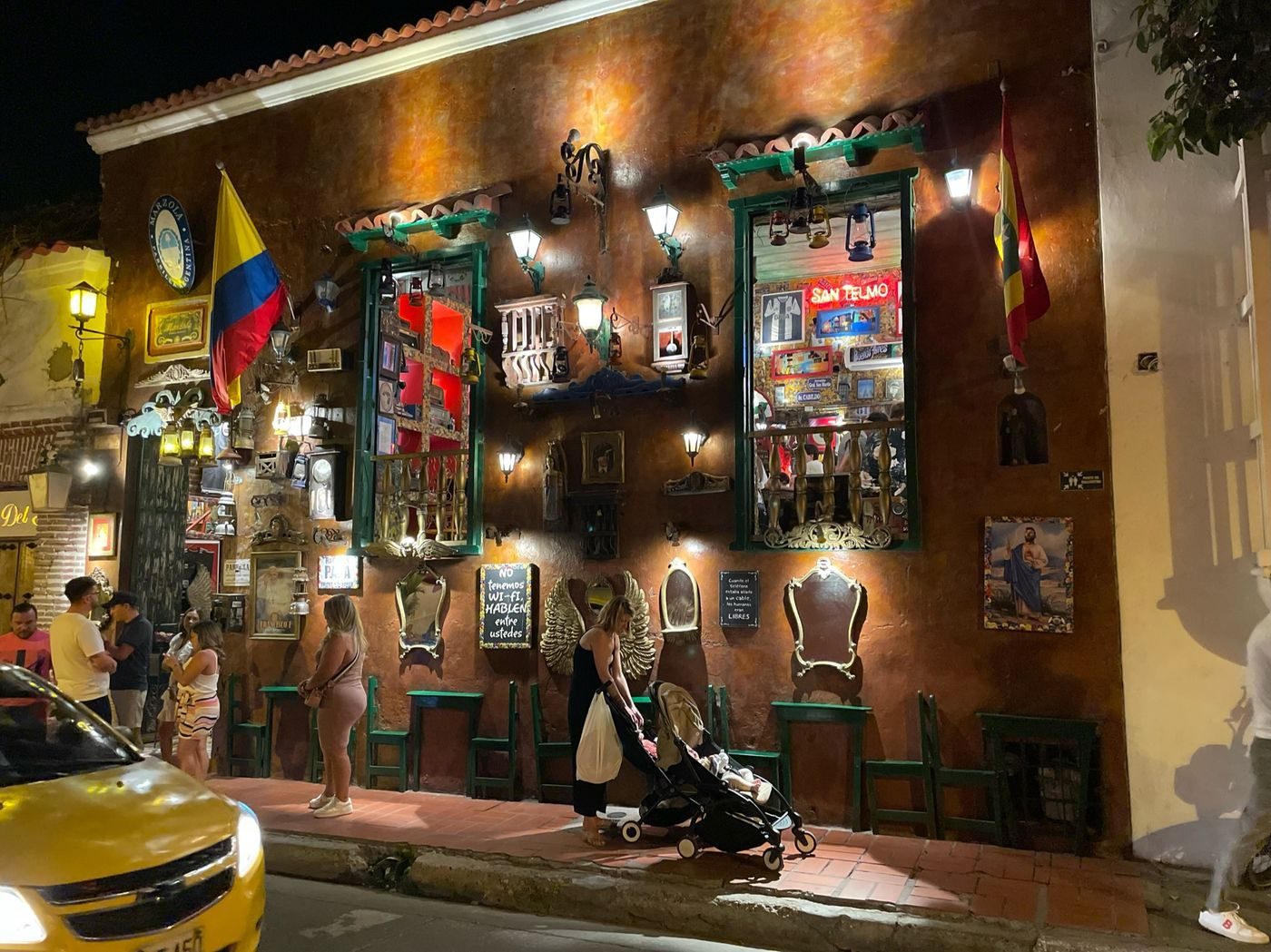 Balade du soir en poussette devant une façade illuminée de la vieille ville de Carthagène