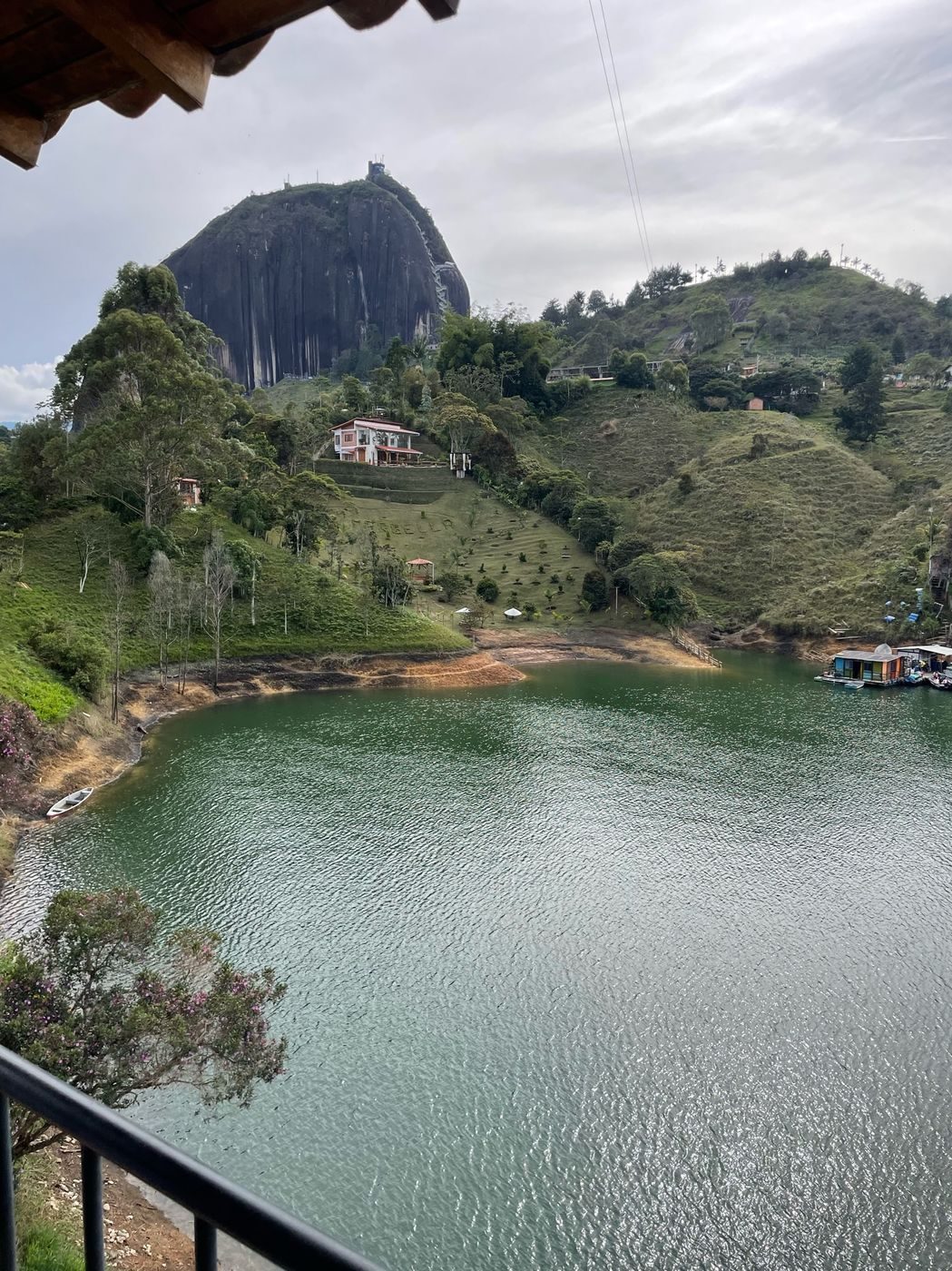 Le rocher d'El Peñol qui domine le lac de Guatapé