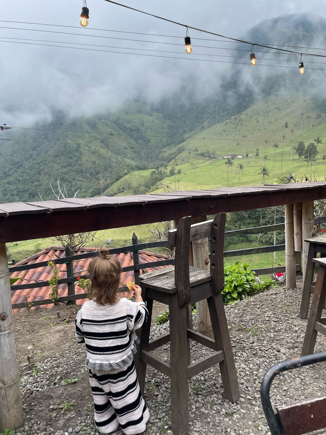 Notre fille en pause goûter face aux palmiers à cire de la vallée de Cocora