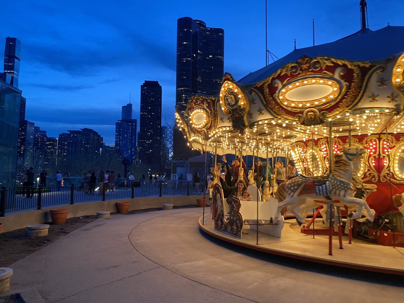 Le carrousel de Navy Pier au crépuscule