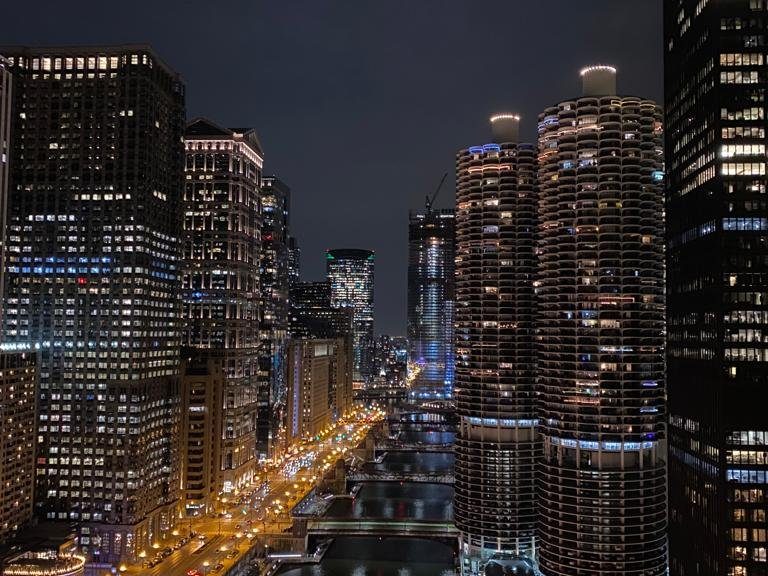 Chicago de nuit, les tours au bord de la rivière