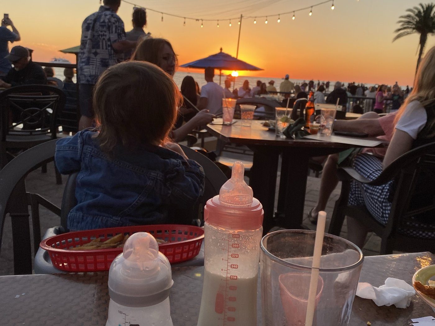 Coucher de soleil sur le golfe du Mexique, biberons sur la table