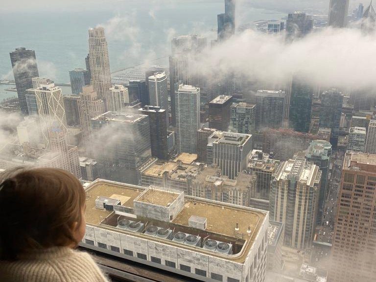 Notre fille face à Chicago, au-dessus des nuages