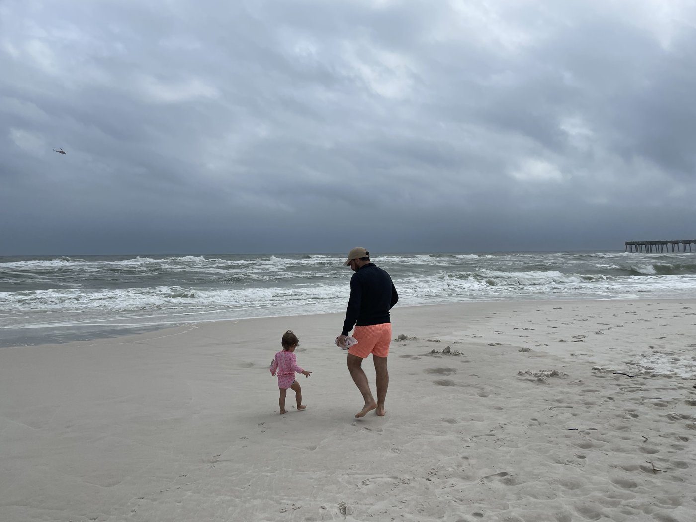 Sur la plage de Pensacola, un jour de tempête