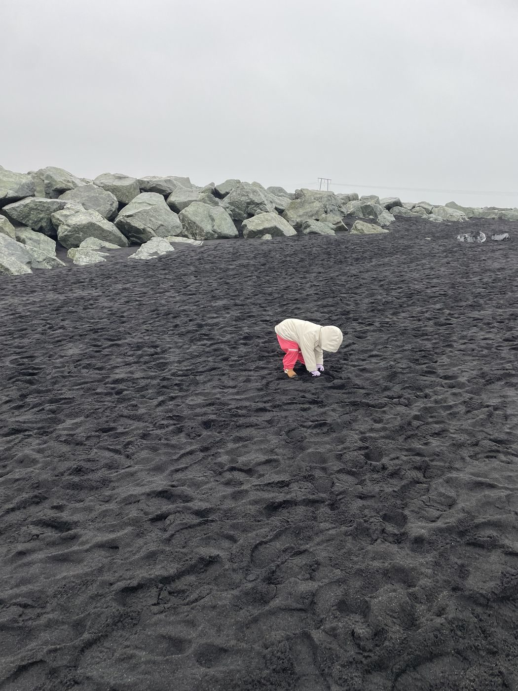 Notre fille qui joue dans le sable noir de Diamond Beach