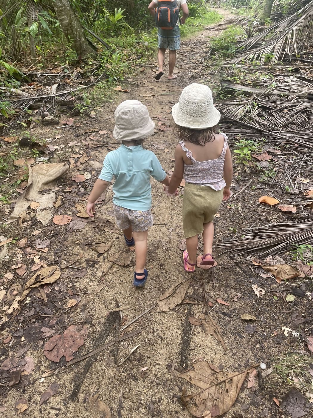 Nos deux enfants main dans la main sur le sentier de la jungle