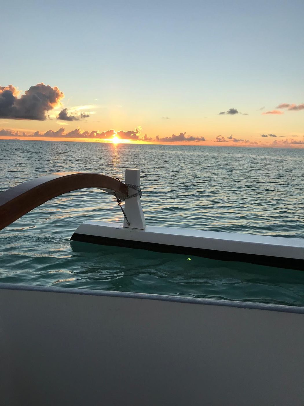 Coucher de soleil sur l'océan depuis une pirogue