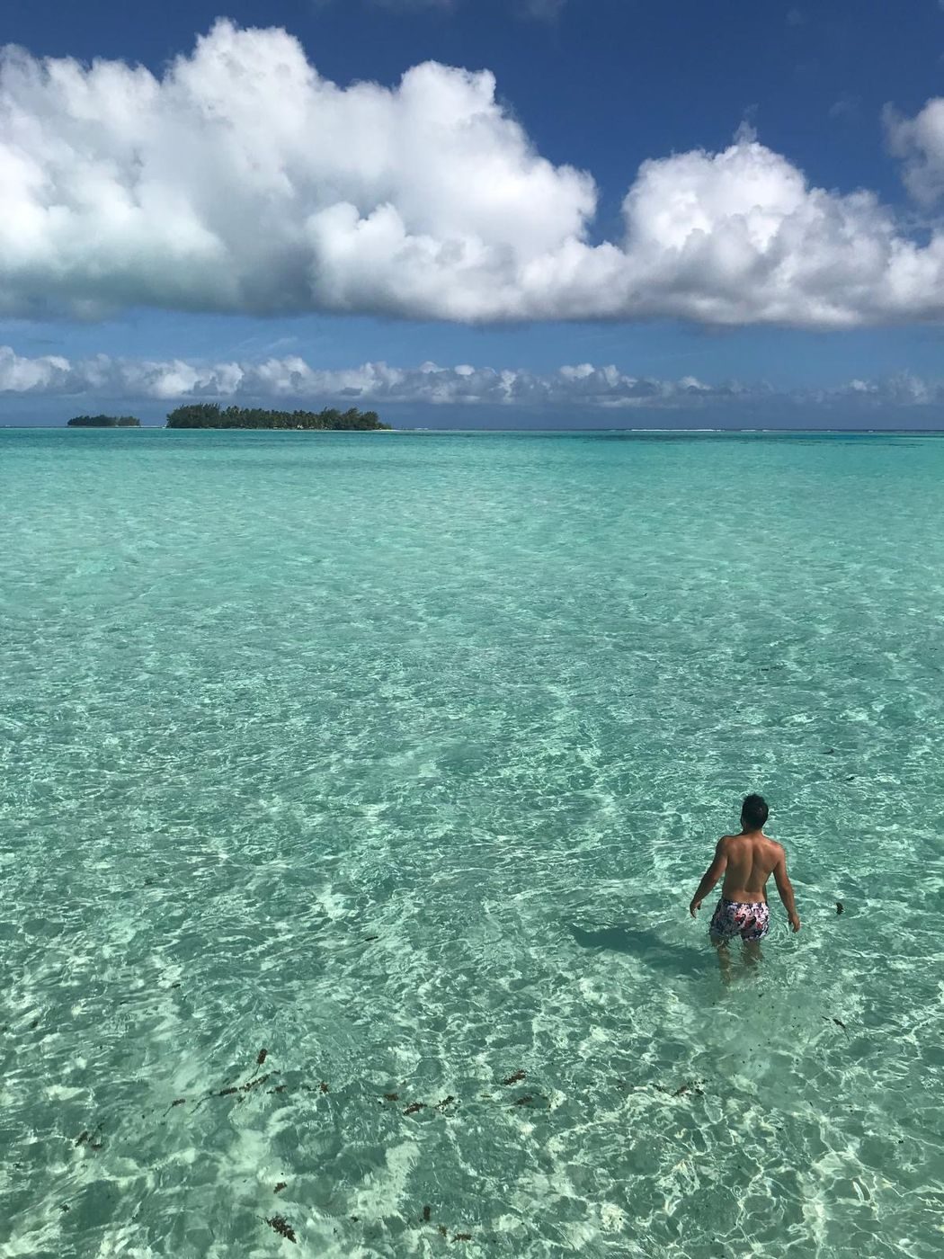 Baignade dans le lagon, face à un motu