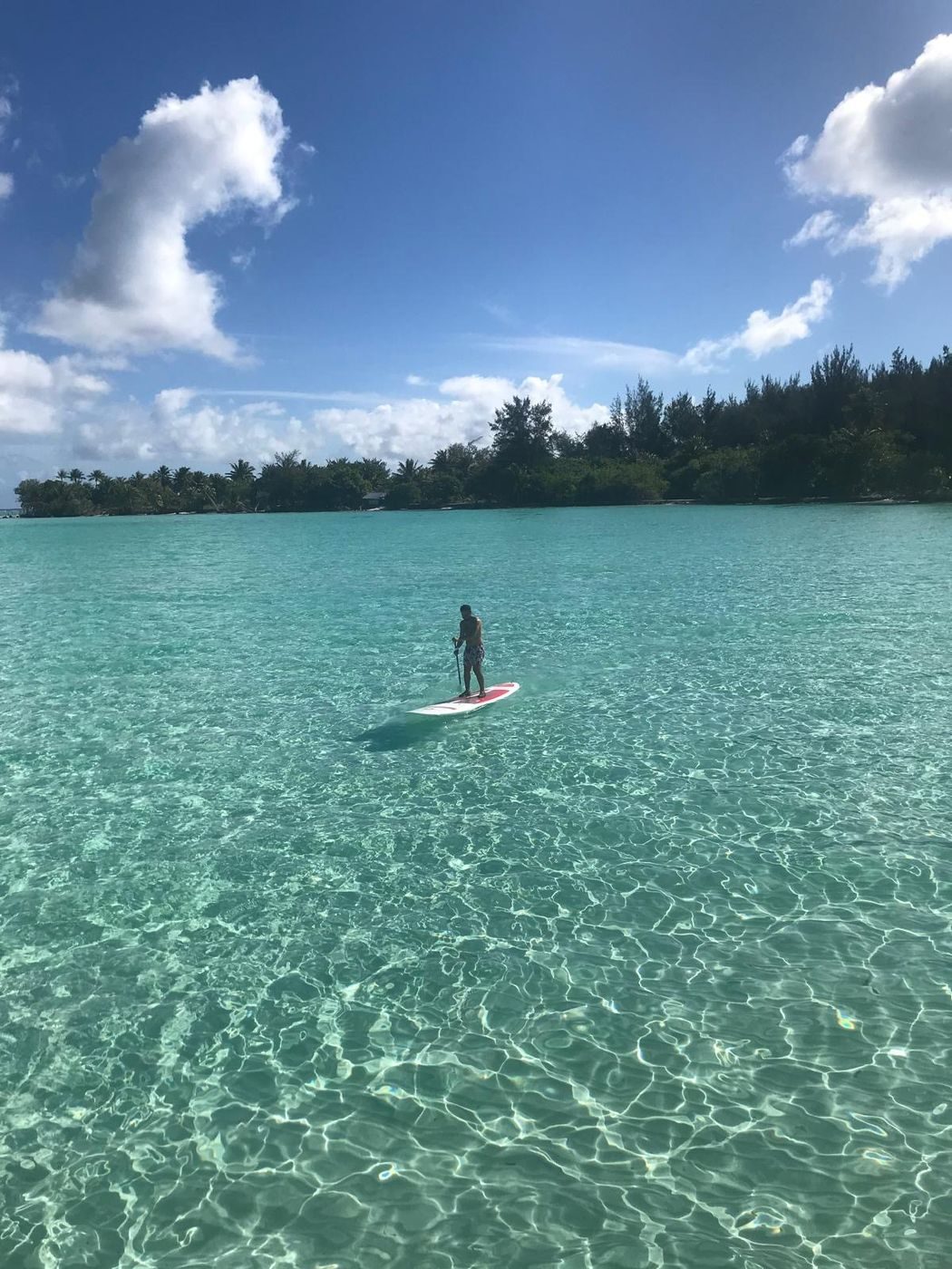 Paddle sur le lagon transparent de Bora Bora