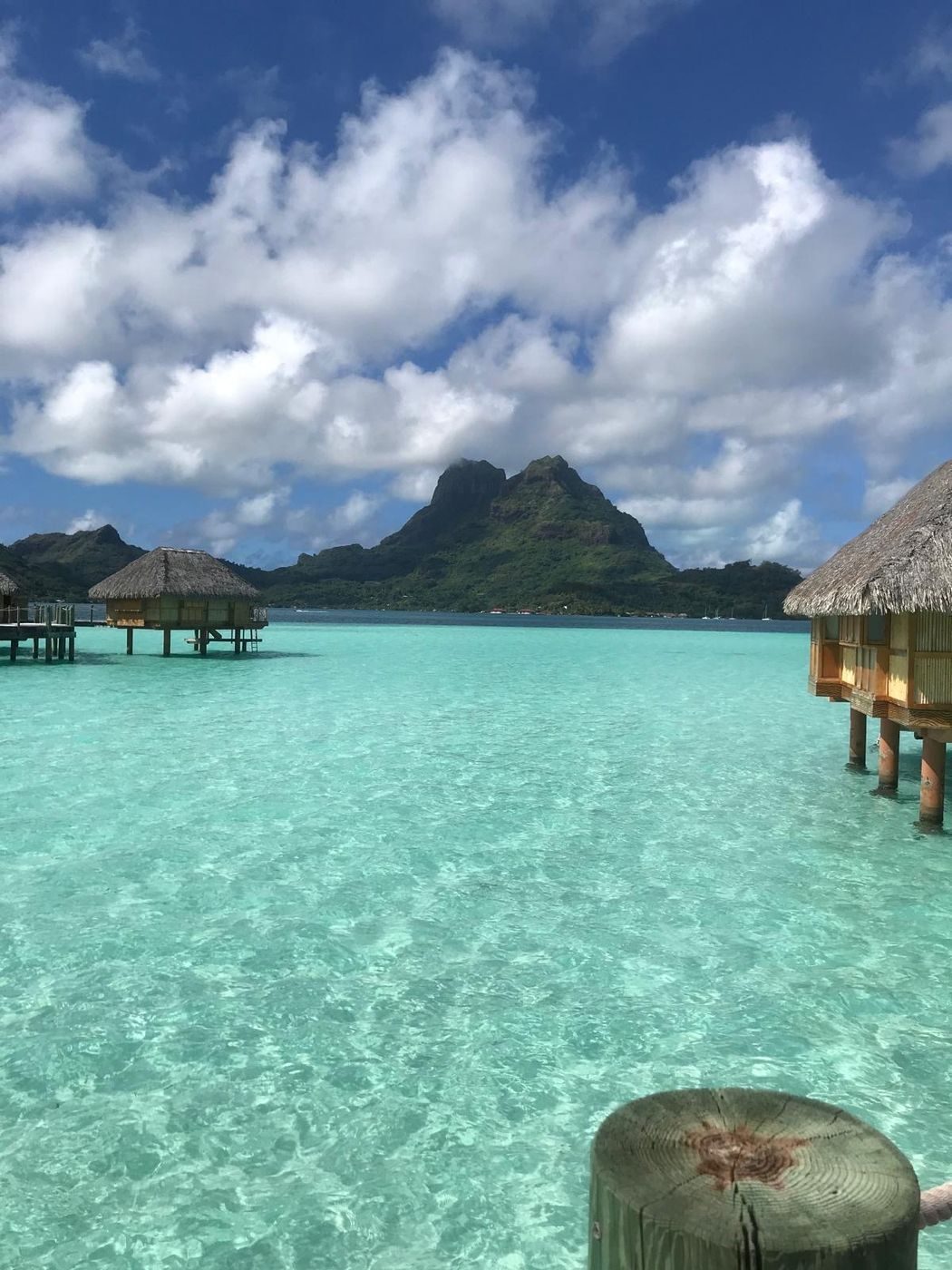 Bungalows sur pilotis sur le lagon turquoise, face au mont Otemanu