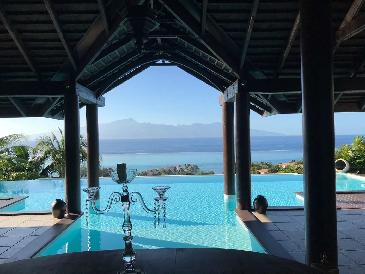 Une piscine à débordement face au lagon et à l'île de Tahiti