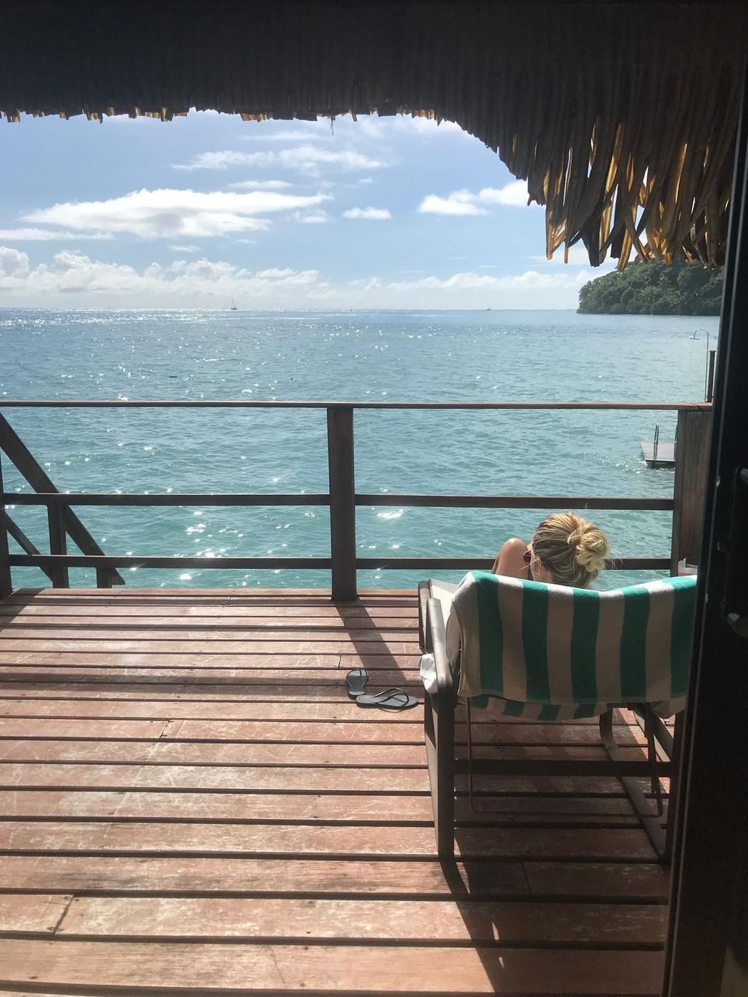 Moment de détente sur la terrasse d'un bungalow face à l'océan