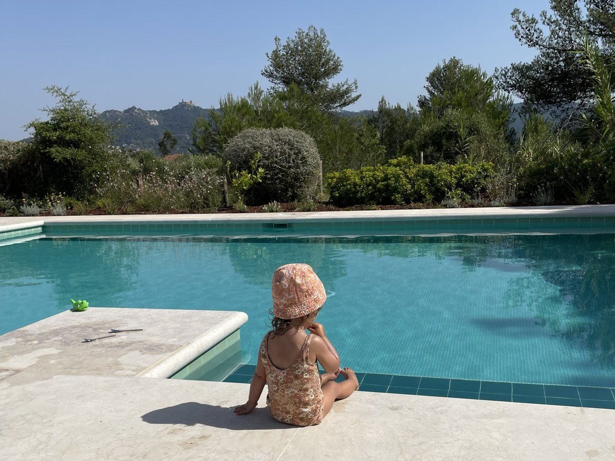 Au bord de la piscine, le palais de Pena au loin