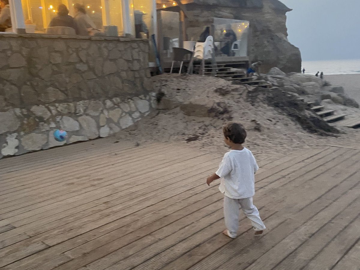 Un soir sur la plage, au pied de la falaise
