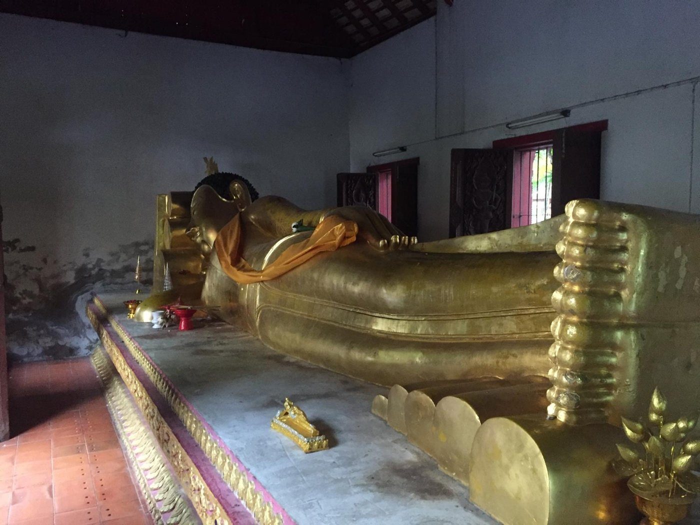 Un Bouddha couché doré dans un temple de Chiang Mai
