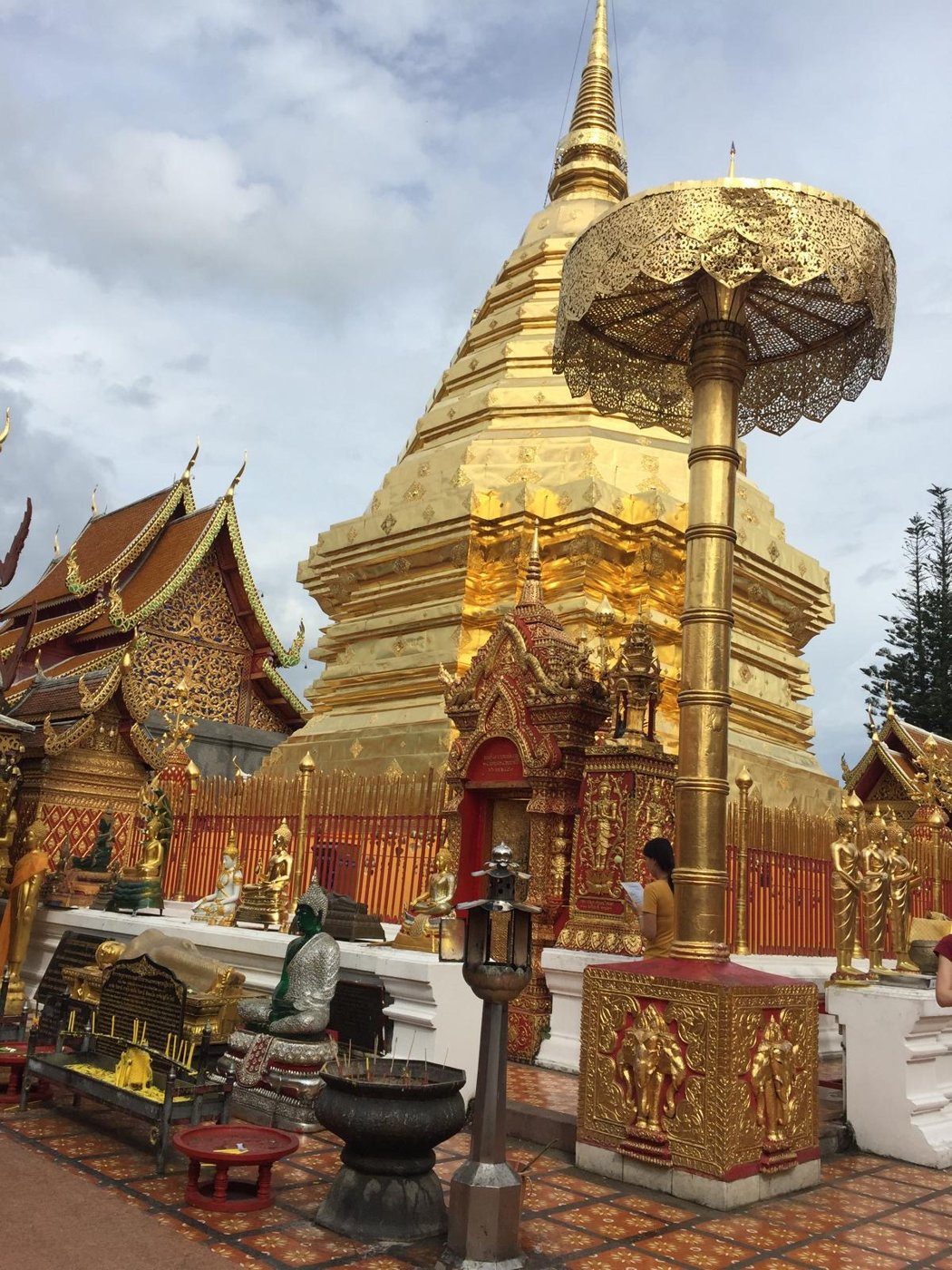 Le grand stupa doré du temple de Doi Suthep, au-dessus de Chiang Mai