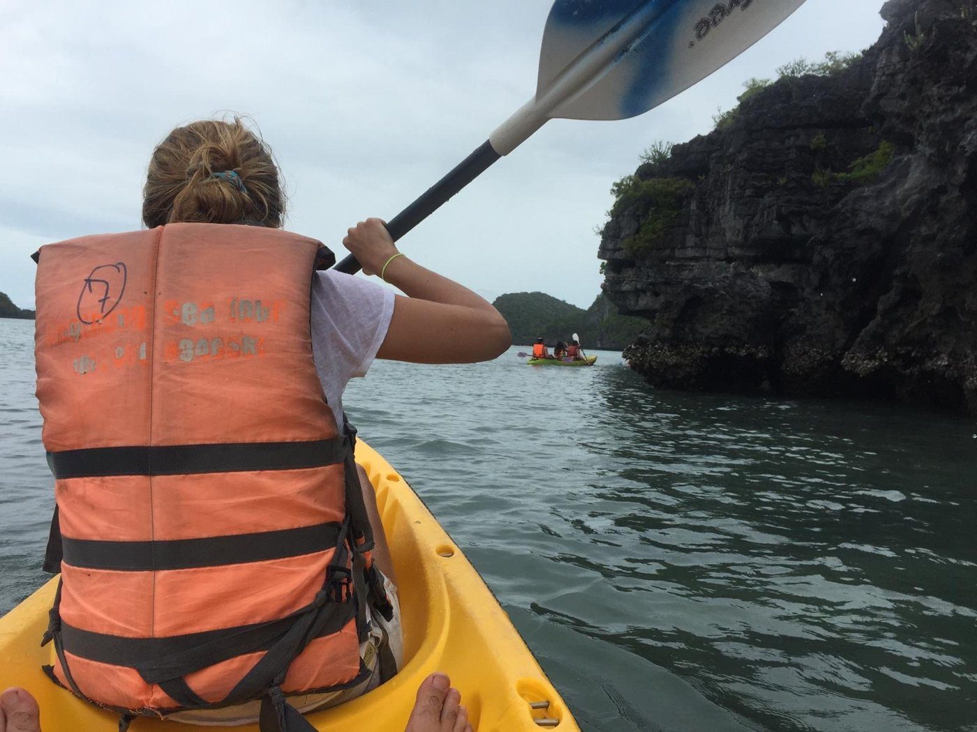 En kayak entre les îlots calcaires du parc marin
