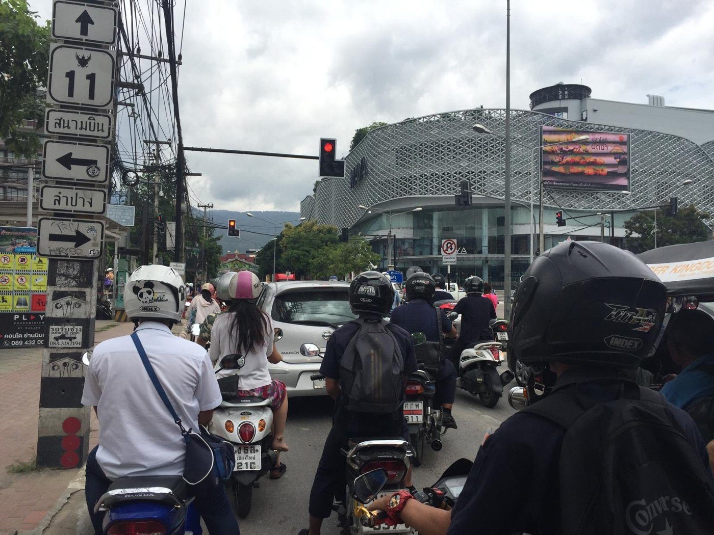 Au milieu des scooters dans les rues de Chiang Mai