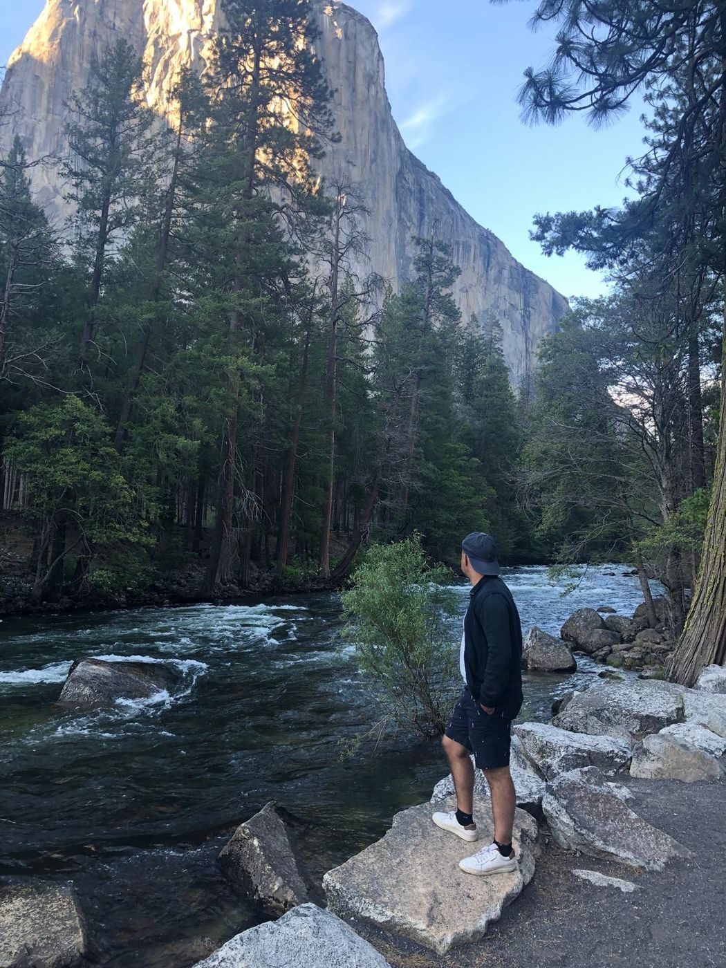 Face à El Capitan, au bord de la rivière Merced