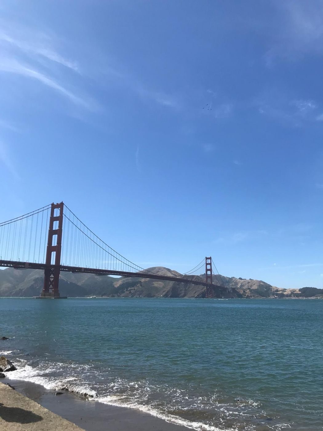 Le Golden Gate Bridge sous un grand ciel bleu, depuis la plage