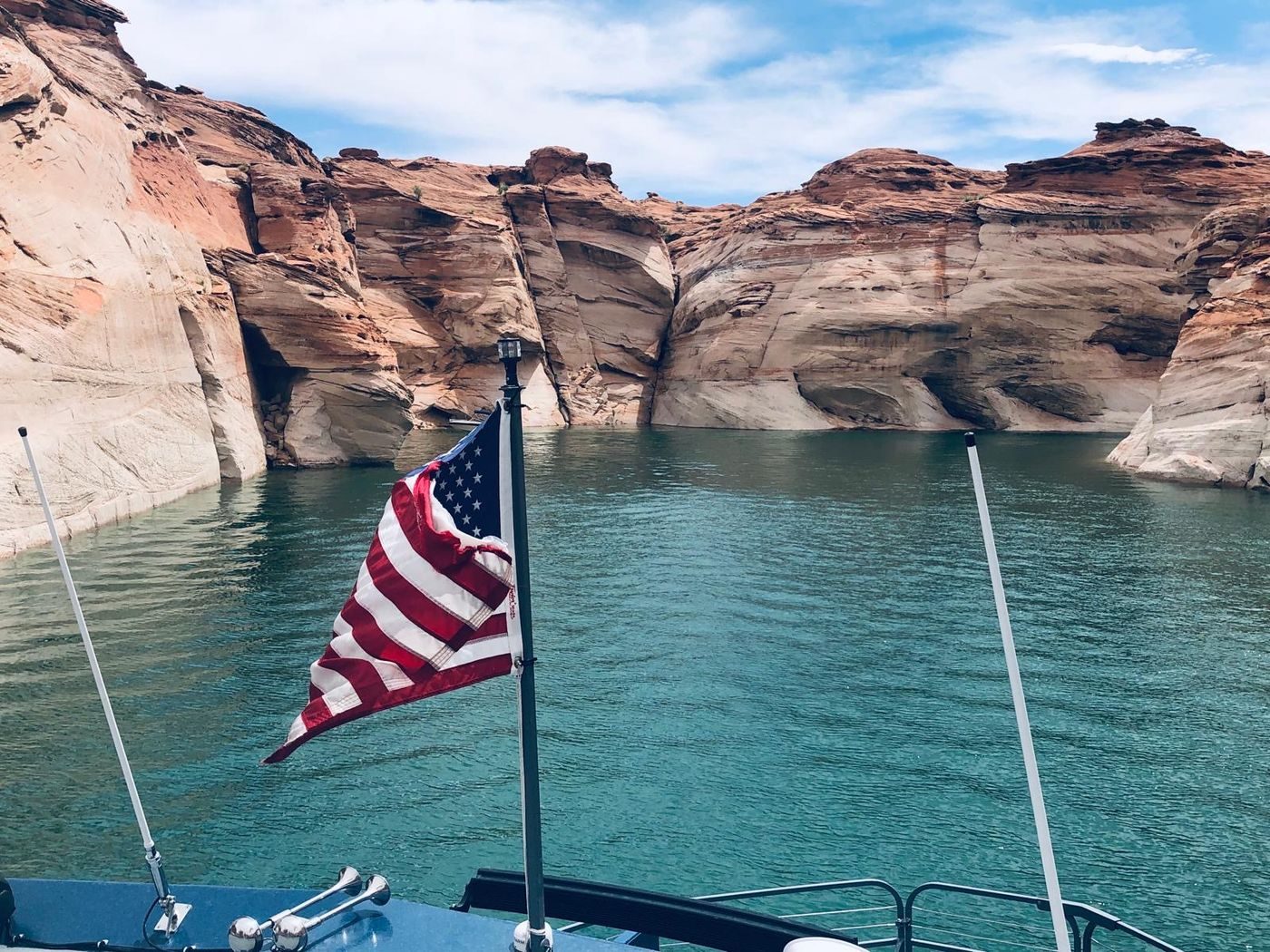 En bateau sur le lac Powell, entre les falaises