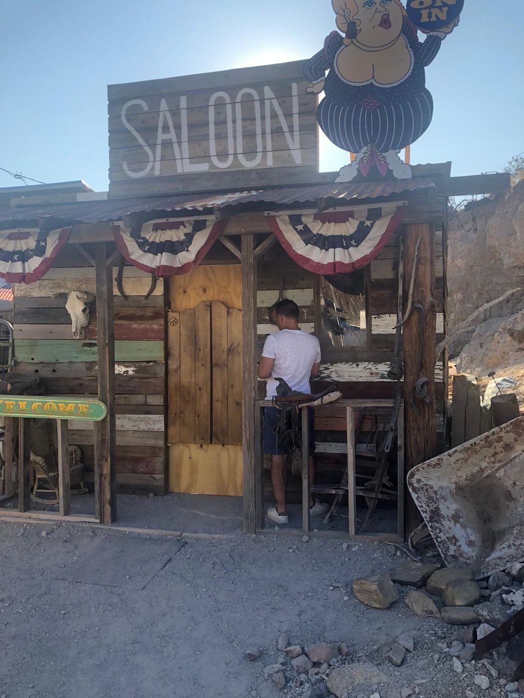 Devant un saloon d'Oatman, sur la Route 66