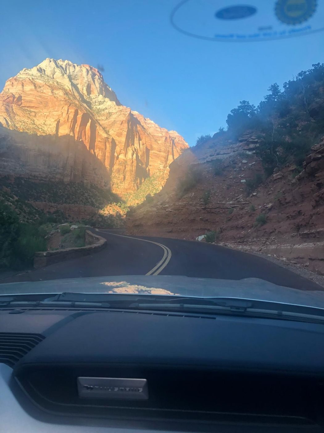 La route de Zion au pied des falaises illuminées