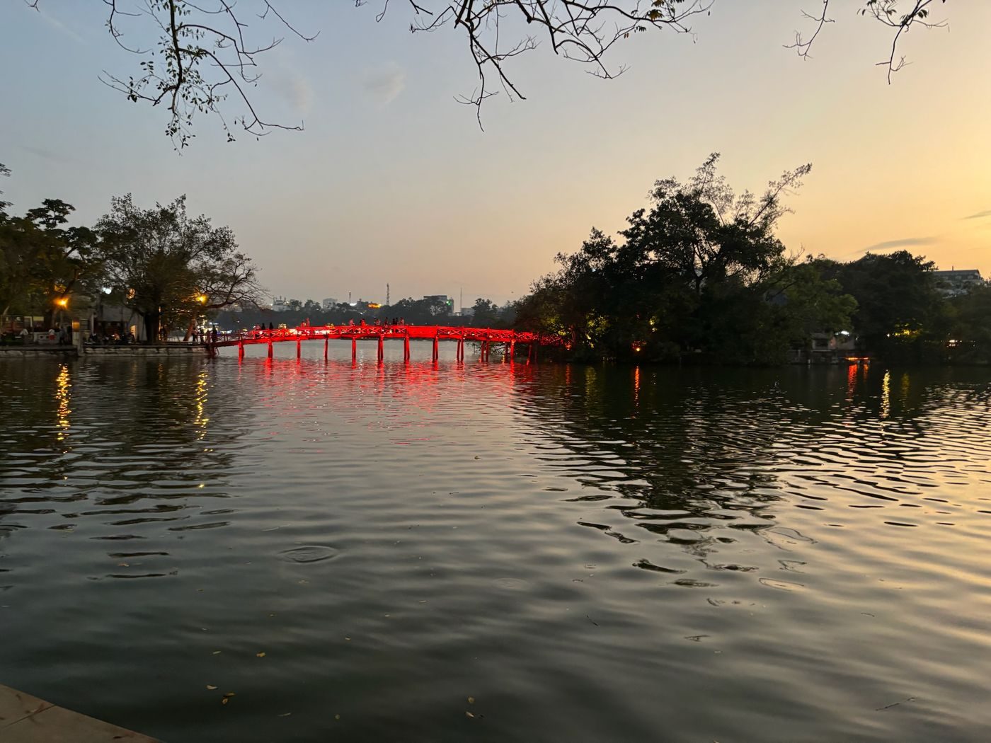 Le pont rouge du lac Hoan Kiem au coucher du soleil, à Hanoï