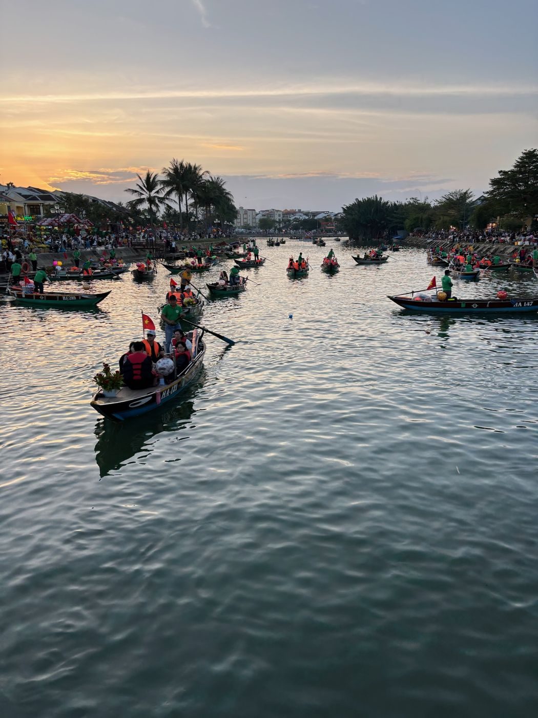 Barques sur la rivière de Hoi An au coucher du soleil