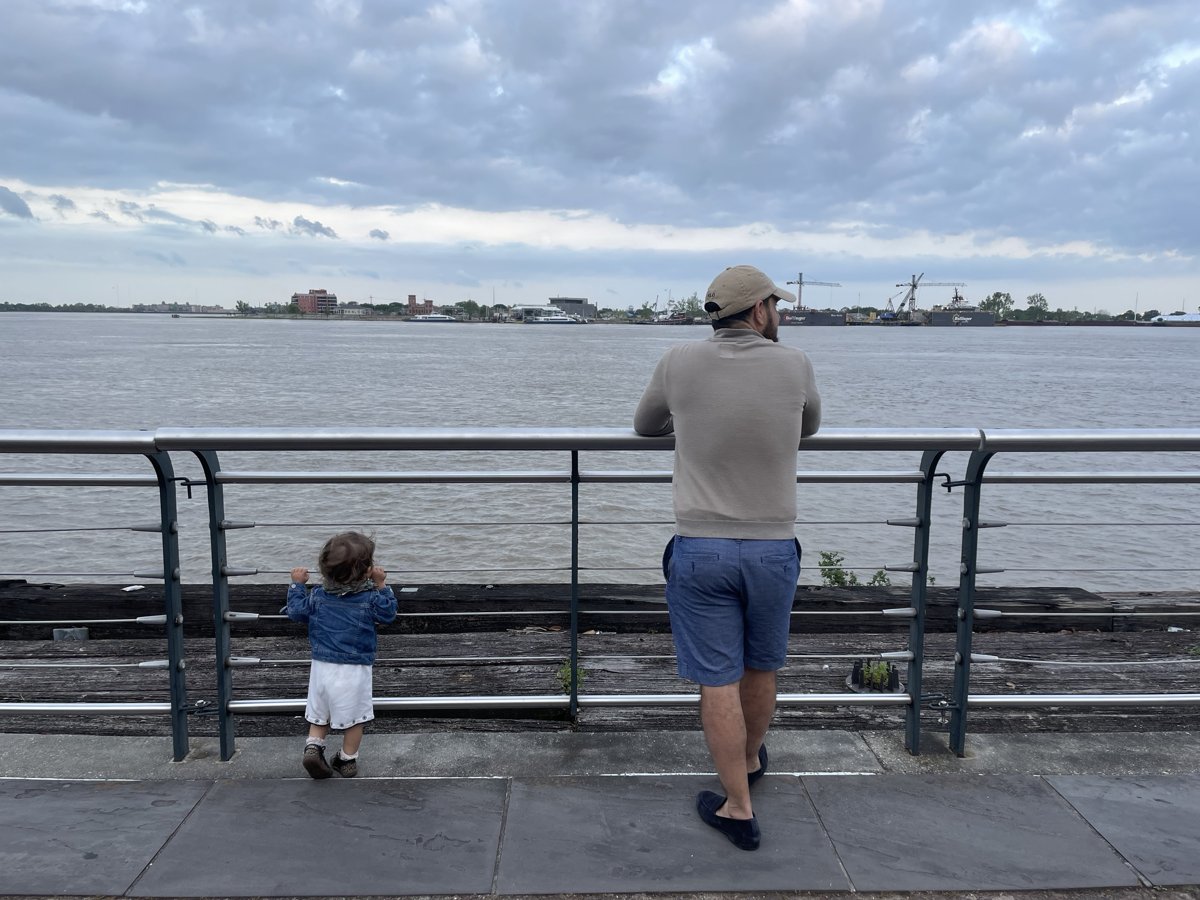 Papa et sa fille face au Mississippi à La Nouvelle-Orléans
