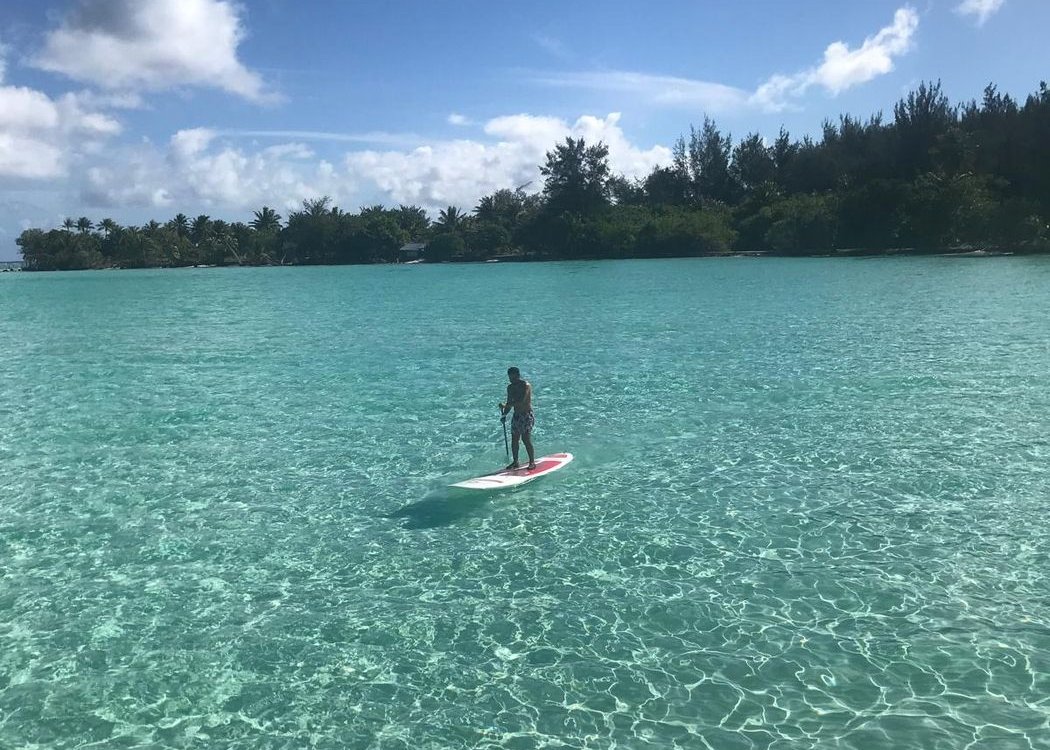 Paddle sur le lagon turquoise de Bora Bora