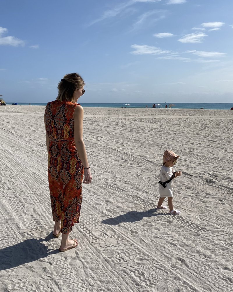 Une maman et sa petite fille sur la plage de Miami Beach